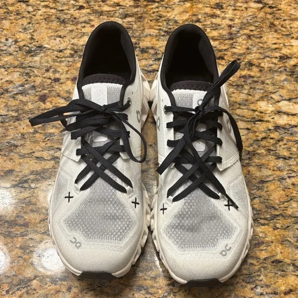 On Running women’s White and Black Athletic Shoes 8.5, great condition! - Picture 5 of 13